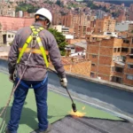 Operarios realizando impermeabilización de terrazas y cubiertas en Medellín para proyecto industrial