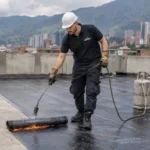 Instalación técnica de manto asfáltico en losa de concreto para evitar filtraciones