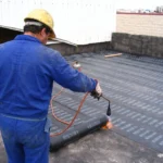 Instalación técnica de manto asfáltico en losa de concreto para evitar filtraciones
