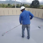 Techo de bodega industrial en Medellín tras proceso de impermeabilización integral